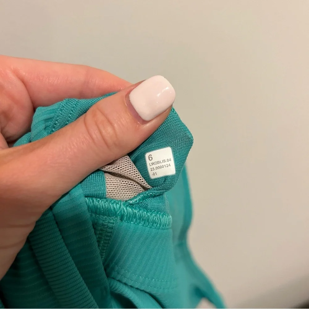 Lululemon Energy Ribbed Longline Bra Medium Support, B-D Cups in Paradise Green